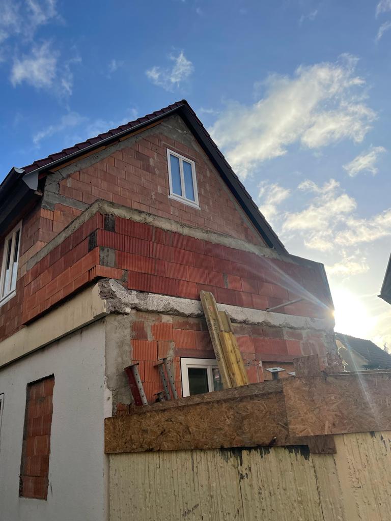 Bestandsaufnahme einer Fassade im Rohbauzustand vor der energetischen Sanierung und Verputzung durch Malerbetrieb Stefan Fokin.
